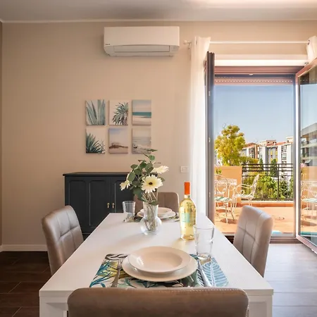 公寓 10' From The Sea, Elegant Penthouse With Terrace